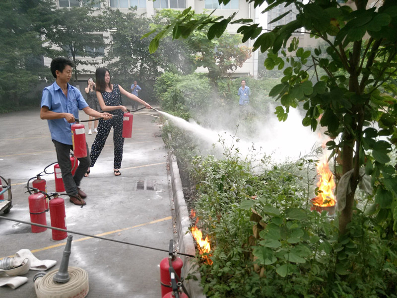 员工练习使用灭火器.jpg